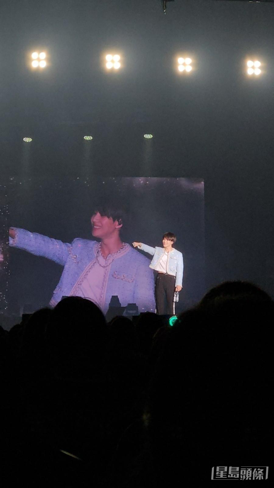 SHINee泰民換了另一造型大唱抒情歌，轉換氣氛。