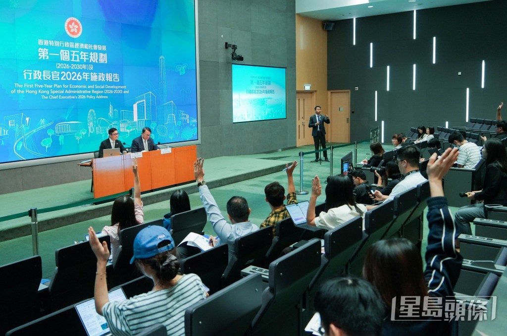 政务司司长陈国基(右)及保安局局长邓炳强(左)出席《香港五年规划》及2026《施政报告》记者会。吴艳玲摄 政务司司长陈国基(右)及保安局局长邓炳强(左)出席《香港五年规划》及2026《施政报告》记者会。吴艳玲摄