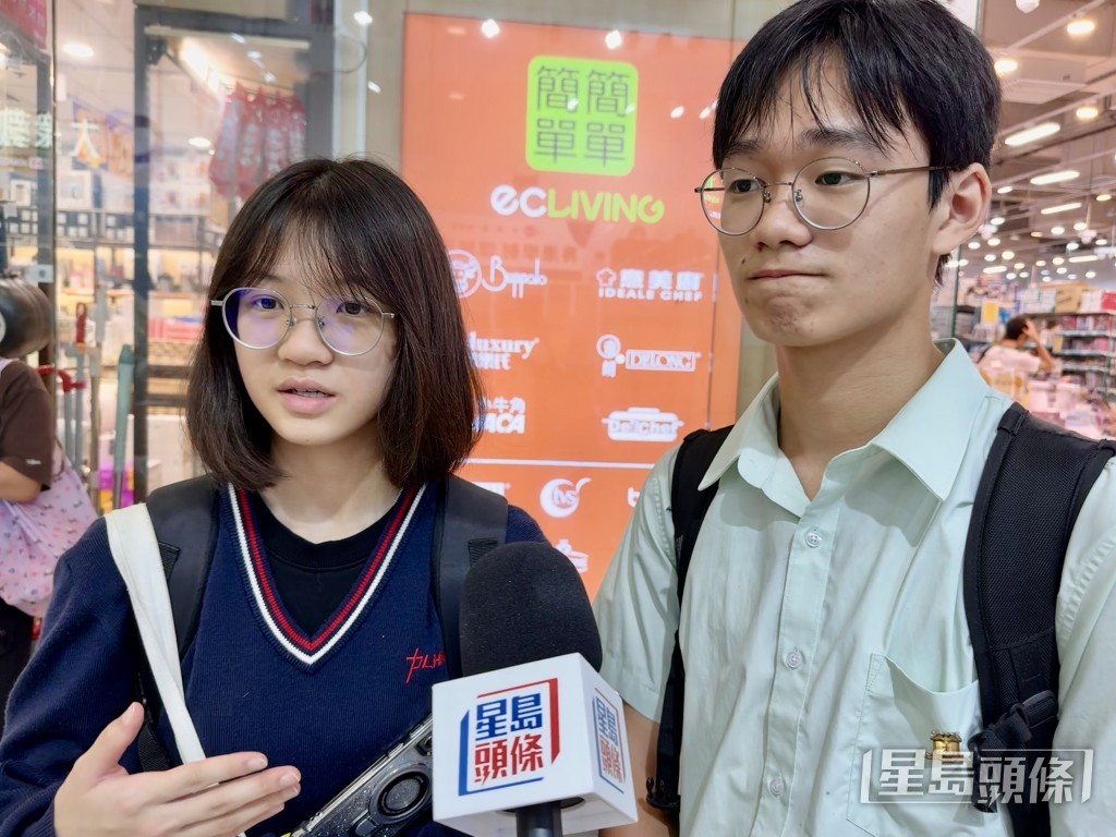 詹同學(左)和陳同學(右)指其貨品種類眾多,而每次來逛時都會有新貨品上架「refresh得好快」。陳俊豪攝 詹同學(左)和陳同學(右)指其貨品種類眾多,而每次來逛時都會有新貨品上架「refresh得好快」。陳俊豪攝