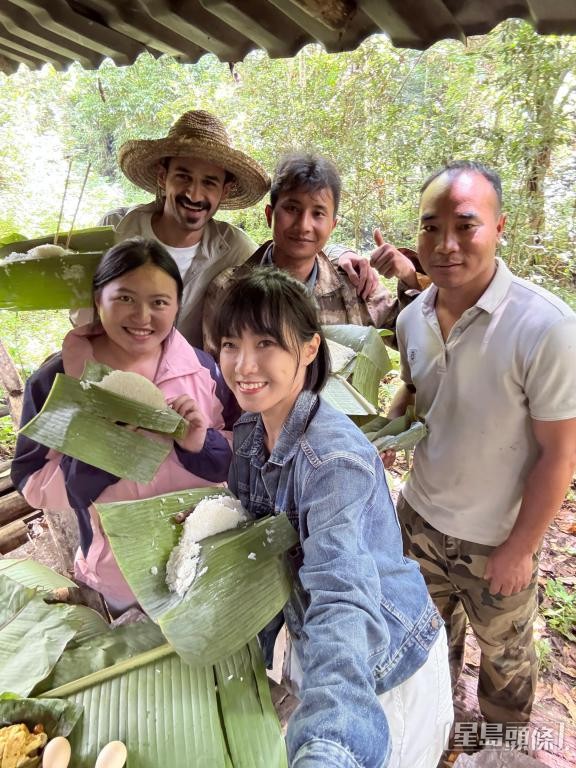 周雯婷寄宿云南茶农家，学习杀菁、揉捻等制茶工序。受访者提供