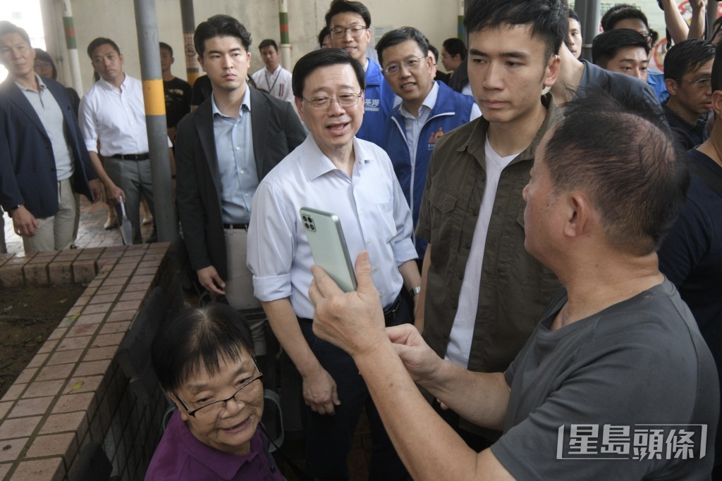 李家超（右三）探訪荃灣福來邨。陳浩元攝