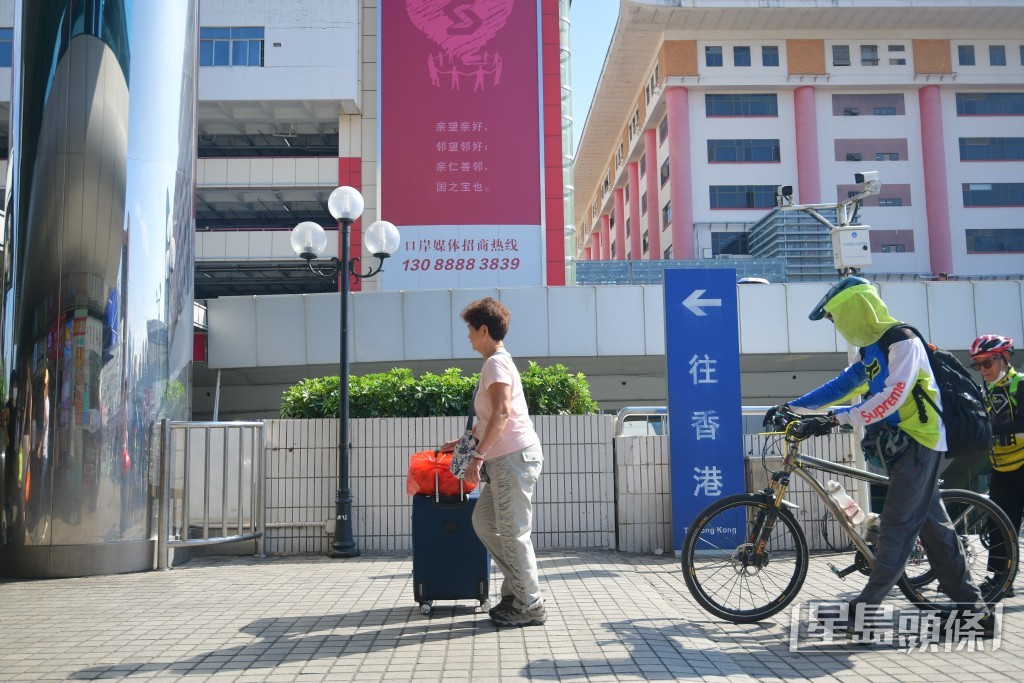 《星島》記者今午於羅湖口岸，發現過關回港人流暫時未見高峰。歐樂年攝