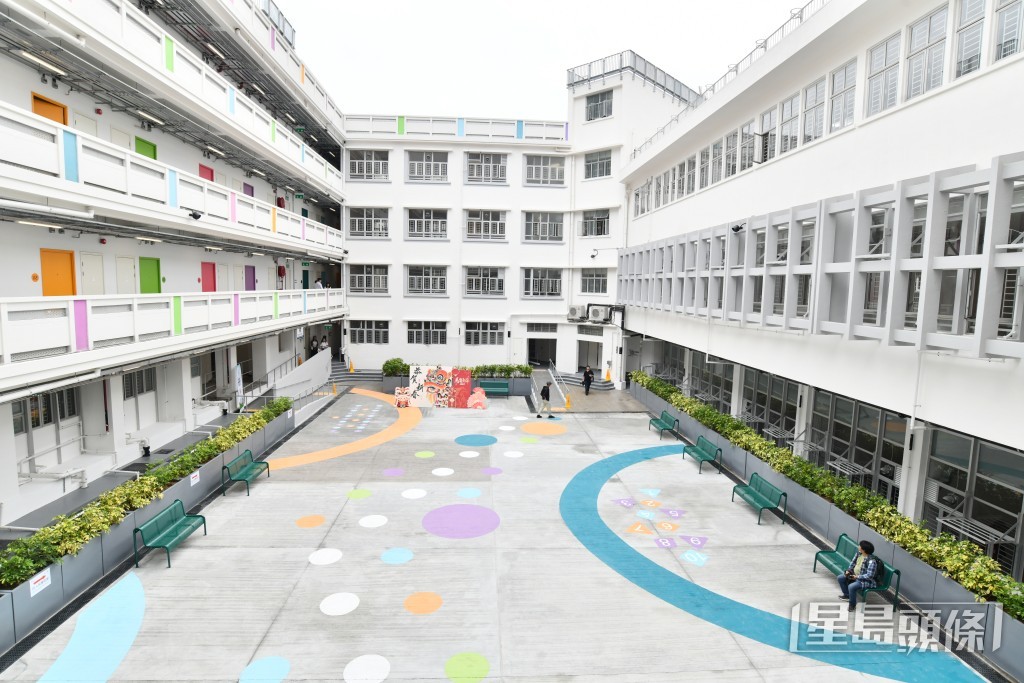 原有学校礼堂改作社区服务空间。