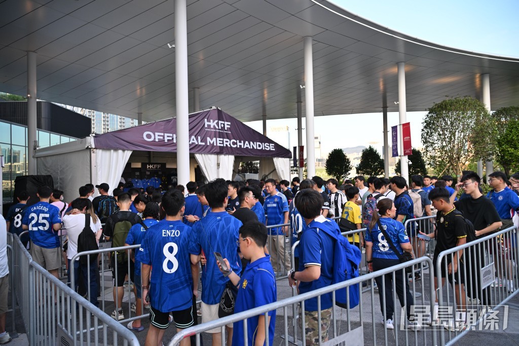 「香港足球盛會2026」今晚上演第二場頂級足球盛宴,不少球迷穿上球衣,悉心打扮,帶備應援物品到場觀看比賽。 「香港足球盛會2026」今晚上演第二場頂級足球盛宴,不少球迷穿上球衣,悉心打扮,帶備應援物品到場觀看比賽。