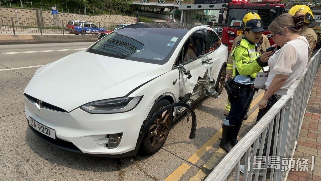 私家車左車身撞毀。楊偉亨攝