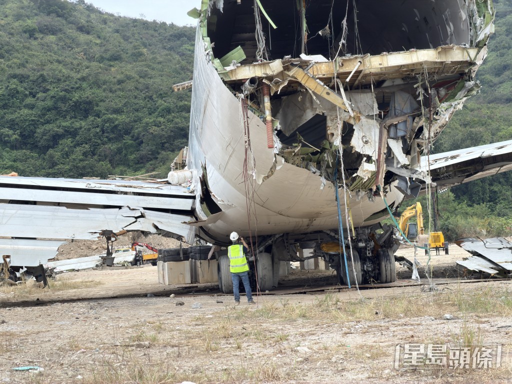 斷裂機身毀壞不堪。 斷裂機身毀壞不堪。