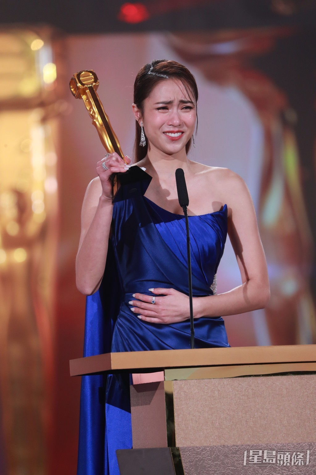 Tiffany首奪「飛躍進步女藝員」獎，在台上爆喊。