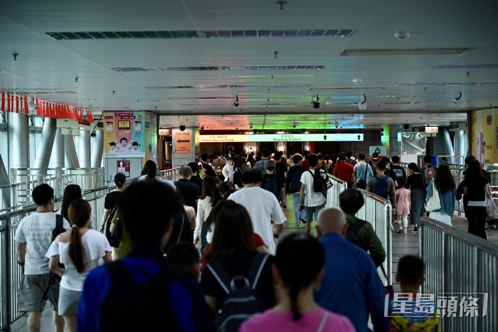 羅湖口岸不少旅客前往香港。 羅湖口岸不少旅客前往香港。