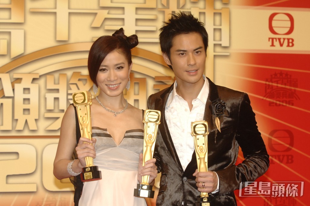 郑嘉颖2006年凭《天幕下的恋人》成为视帝，当时佘诗曼亦凭《凤凰四重奏》首度膺后。