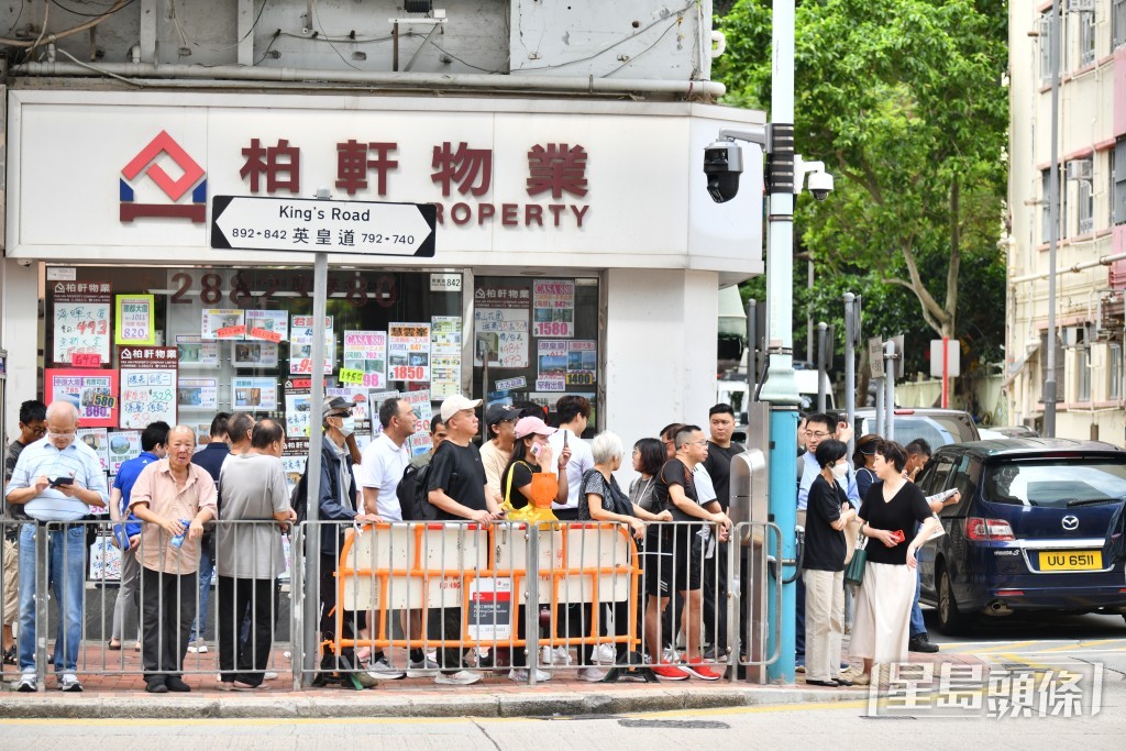 有市民在香港殡仪馆附近送别。 有市民在香港殡仪馆附近送别。