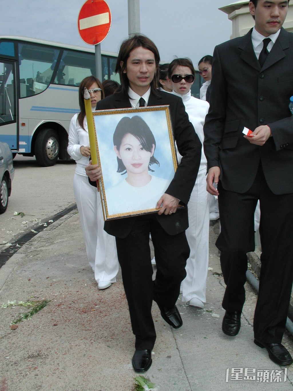 2002年，叶世荣在女友许韵珊的丧礼上举行冥婚仪式。