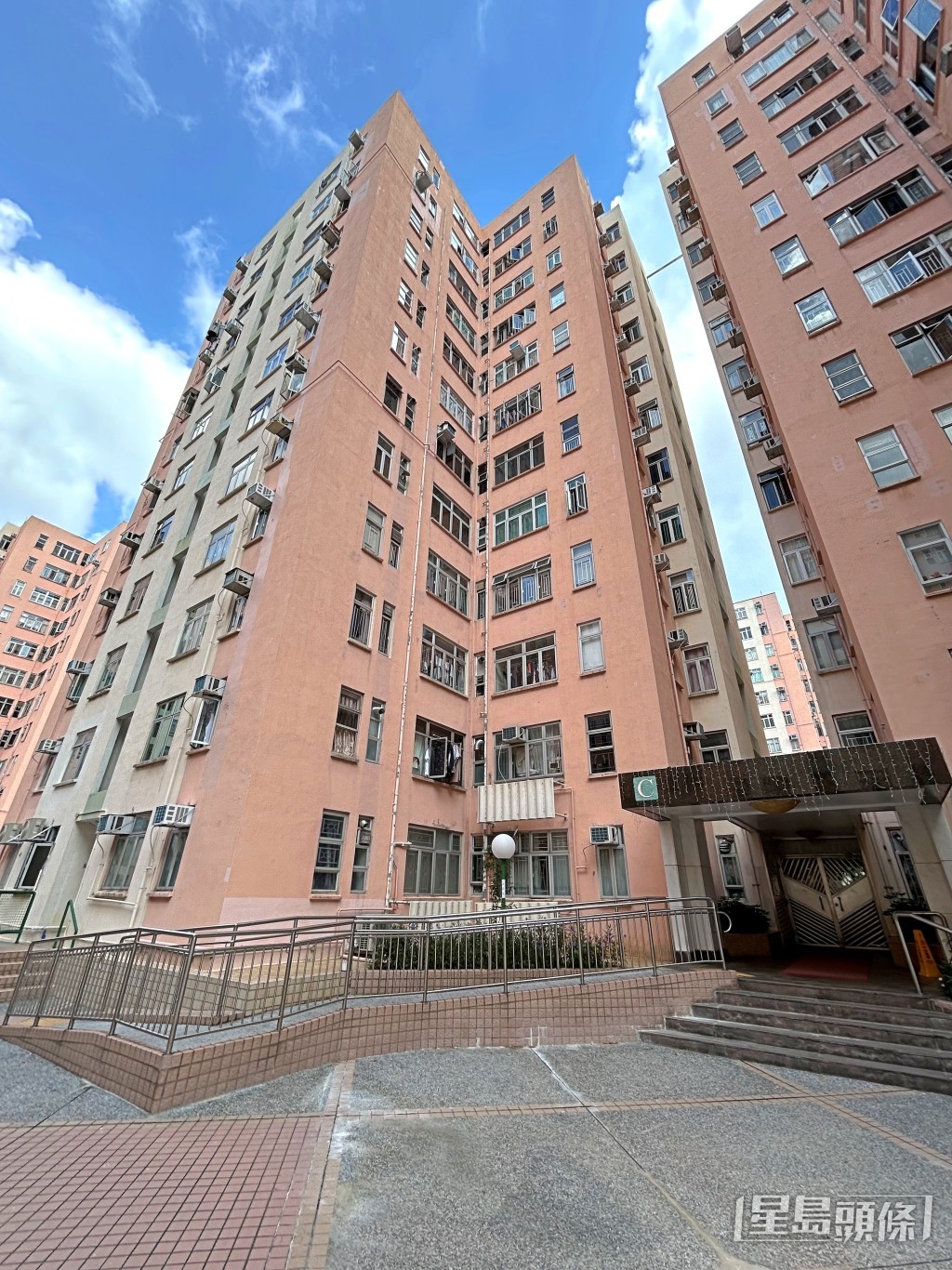 德福花園C座發生墮樓意外。楊偉亨攝 德福花園C座發生墮樓意外。楊偉亨攝