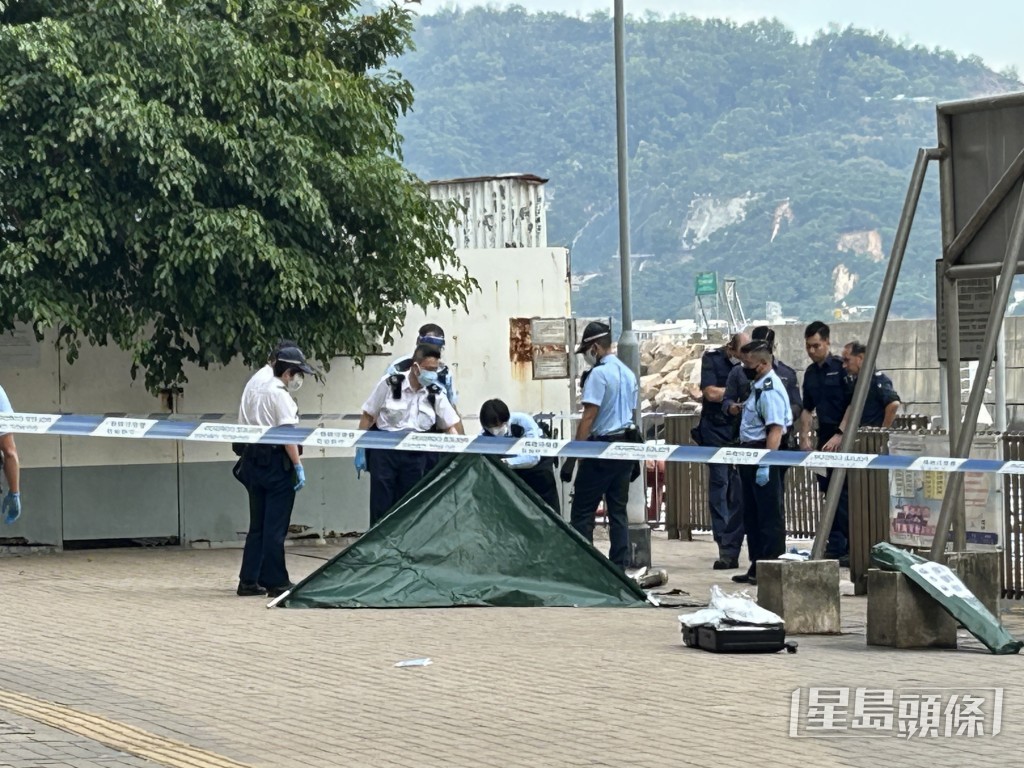 警員檢查死者遺體。