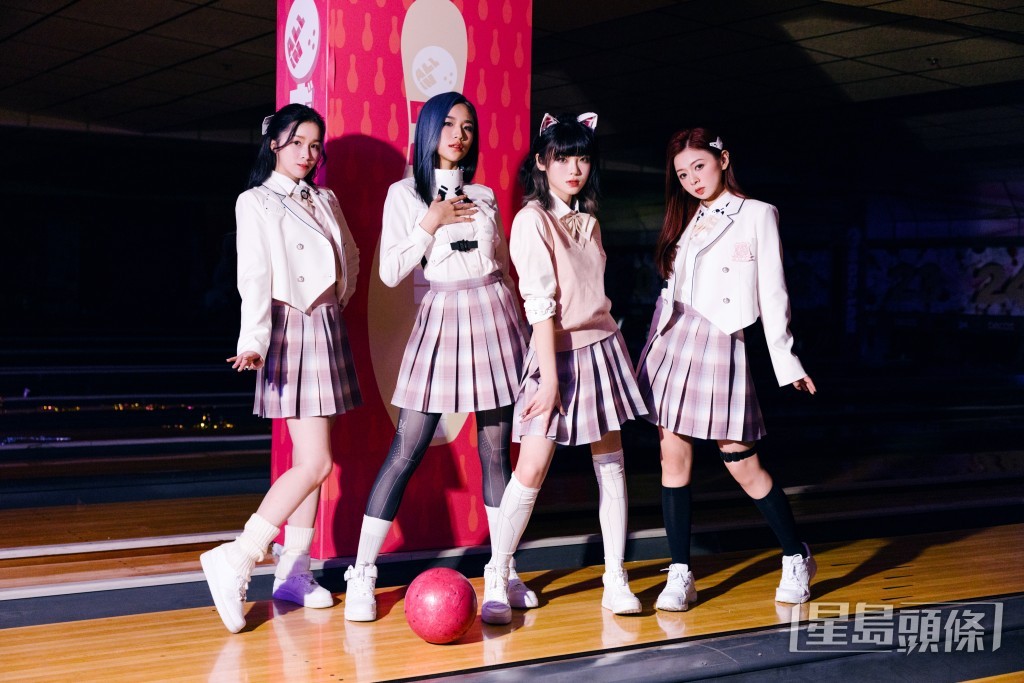 《非正統私立學園》MV中,ALL IN扮對世界好奇的人偶。 《非正統私立學園》MV中,ALL IN扮對世界好奇的人偶。