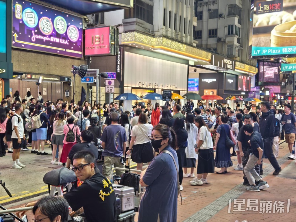 鬧市變得水洩不通。 鬧市變得水洩不通。