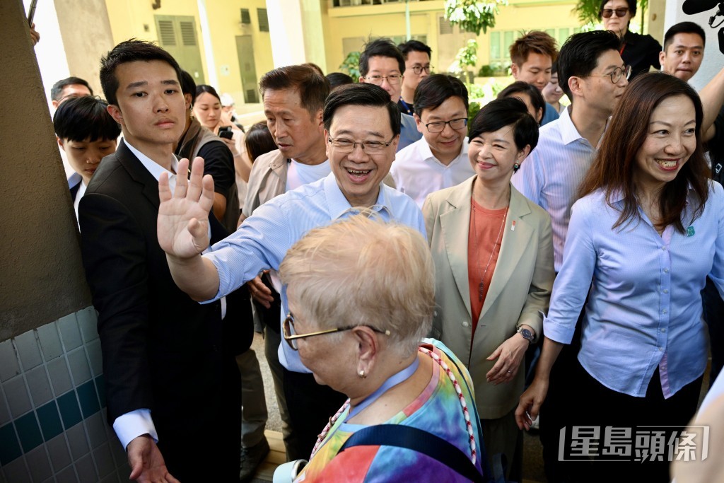 李家超落區與巿民交流。蘇正謙攝 李家超落區與巿民交流。蘇正謙攝