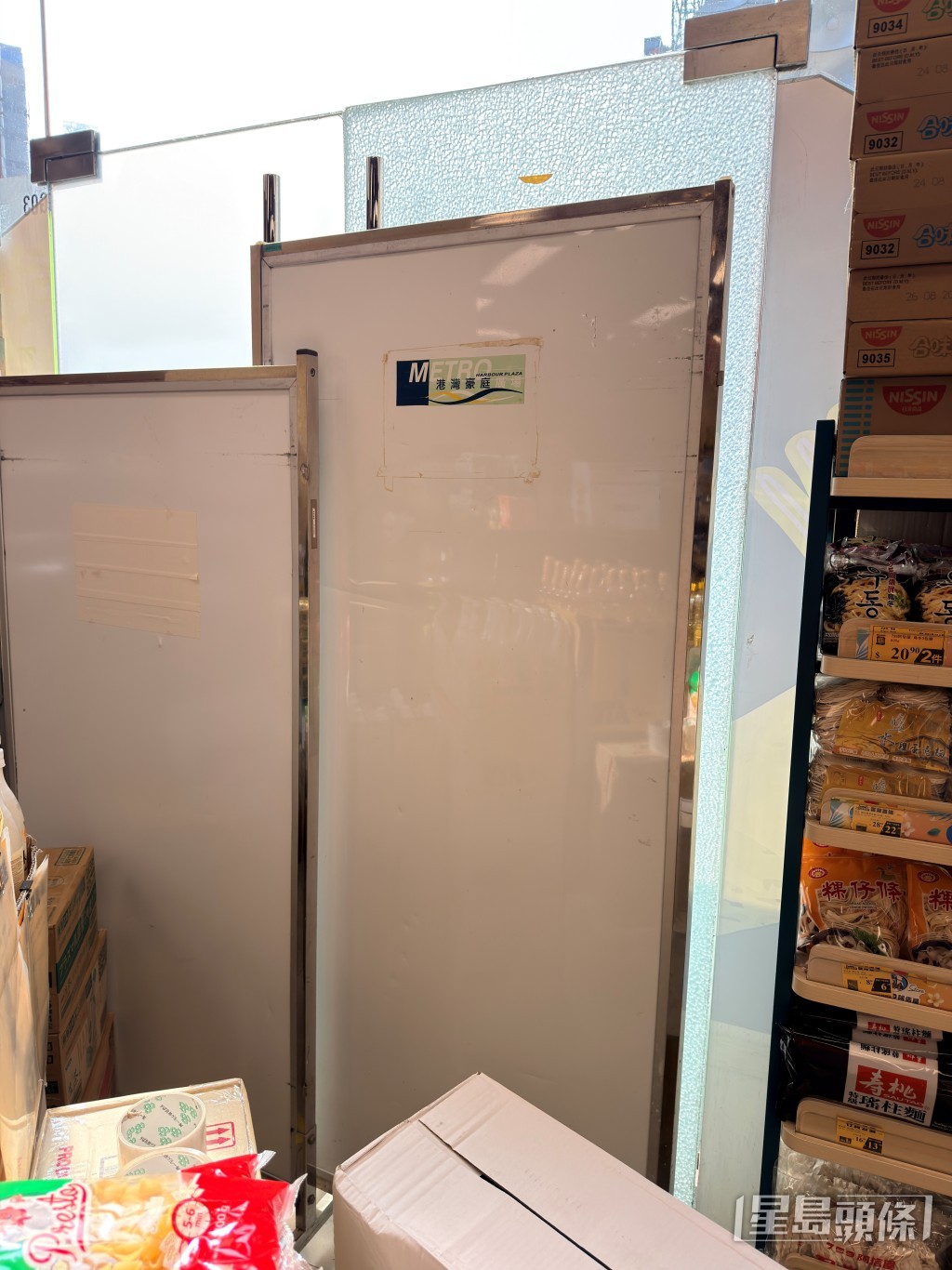 爆裂的玻璃門被圍封。梁國峰攝