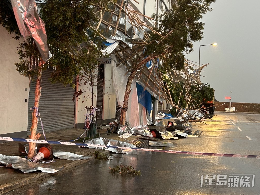 工厦近海整幅棚架倒塌。曾志恒摄