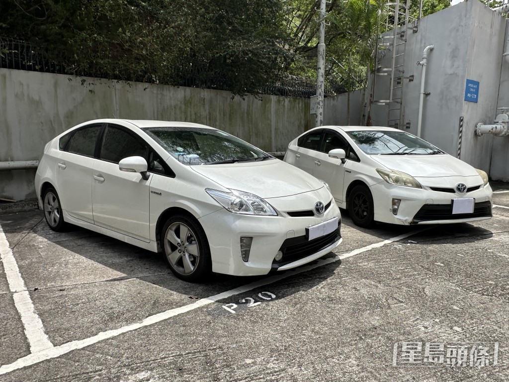 警方截獲兩輛非法載客取酬的私家車。劉漢權攝 警方截獲兩輛非法載客取酬的私家車。劉漢權攝