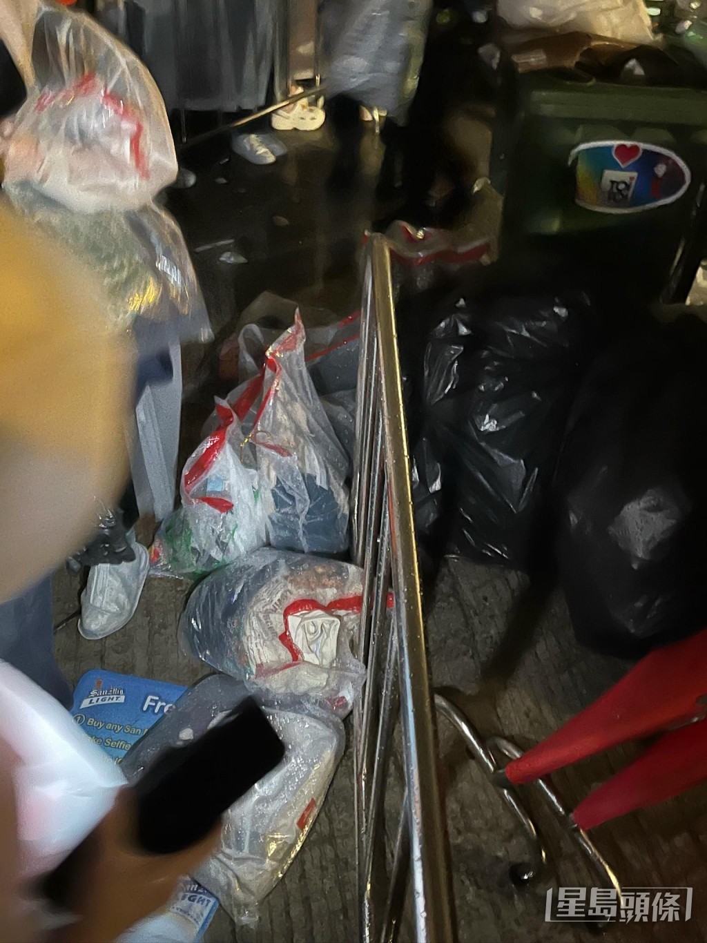 晚上10時半在大雨下完場後,離場時卻有數千人因未能取回個人物品包括手袋背包等困在會場,滯留至凌晨2時半。網上圖片 晚上10時半在大雨下完場後,離場時卻有數千人因未能取回個人物品包括手袋背包等困在會場,滯留至凌晨2時半。網上圖片