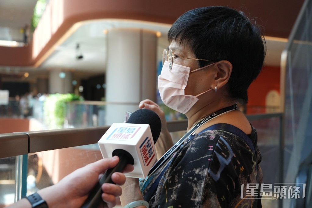 本身是啟德居民、與家人同遊的陳女士形容，對商場設計及周邊設施大失所望，認為與又一城相同。