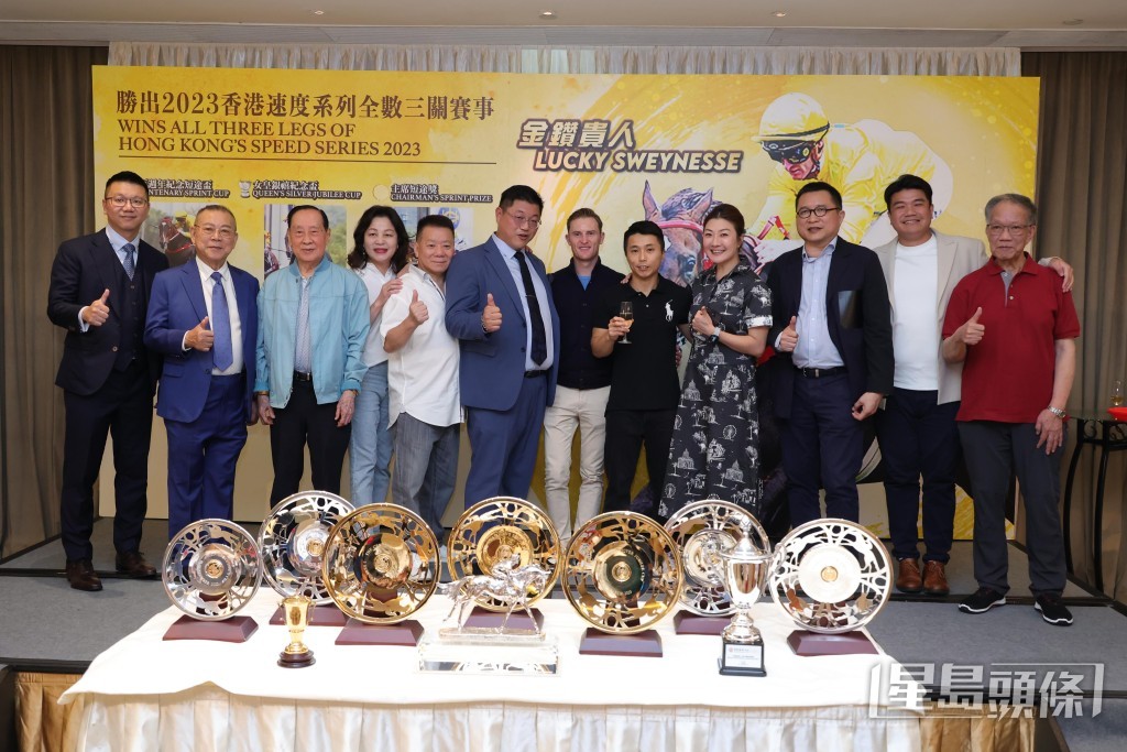 前練馬師陳毓麟(左三)上年六月出席「金鑽貴人」慶功宴。