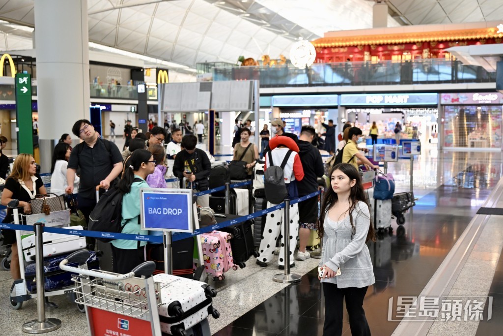 大批旅客滯留機場。 大批旅客滯留機場。