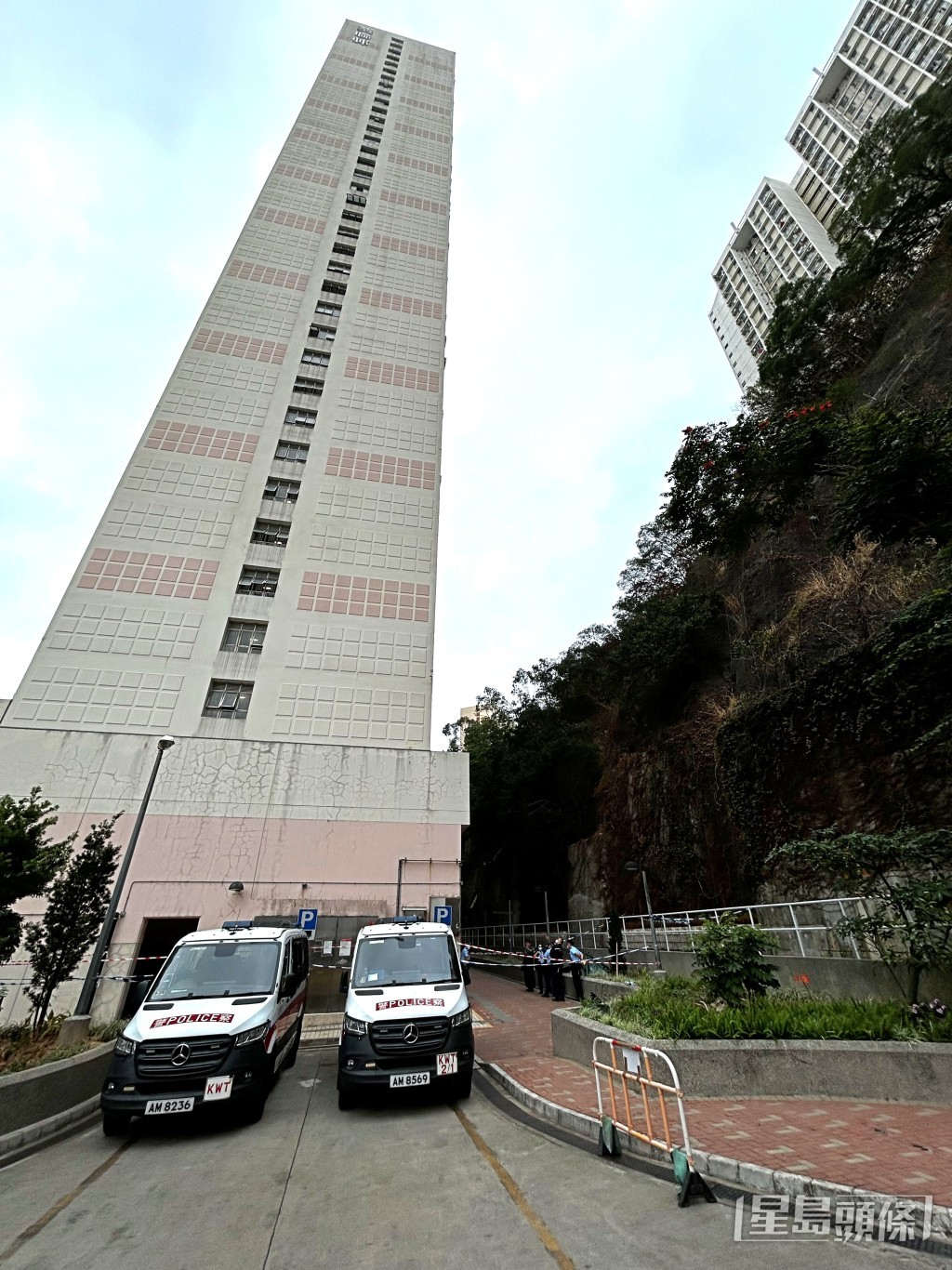男子倒臥葵聯邨聯欣樓對開花槽,當場不治。楊偉亨攝 男子倒臥葵聯邨聯欣樓對開花槽,當場不治。楊偉亨攝