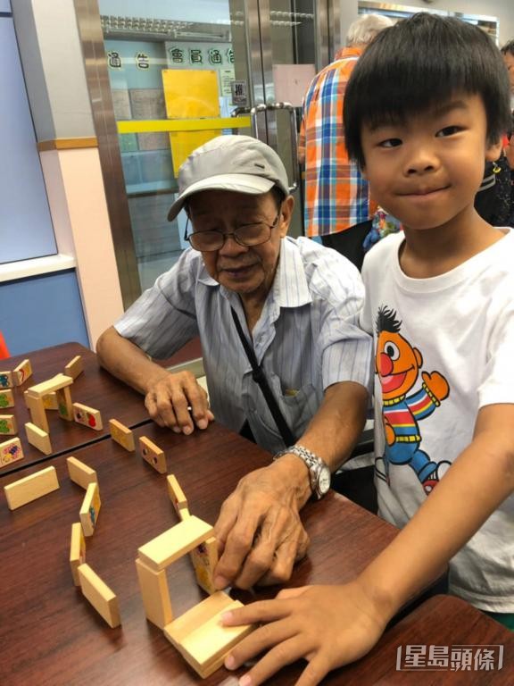 Alice的兒子與外公一起玩積木遊戲。 受訪者提供 Alice的兒子與外公一起玩積木遊戲。 受訪者提供