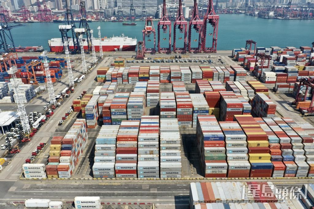 不少外地商品經香港轉運至內地,部分商人盼在港設公司。 不少外地商品經香港轉運至內地,部分商人盼在港設公司。