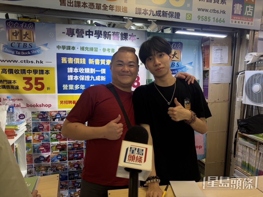姚先生（左）。