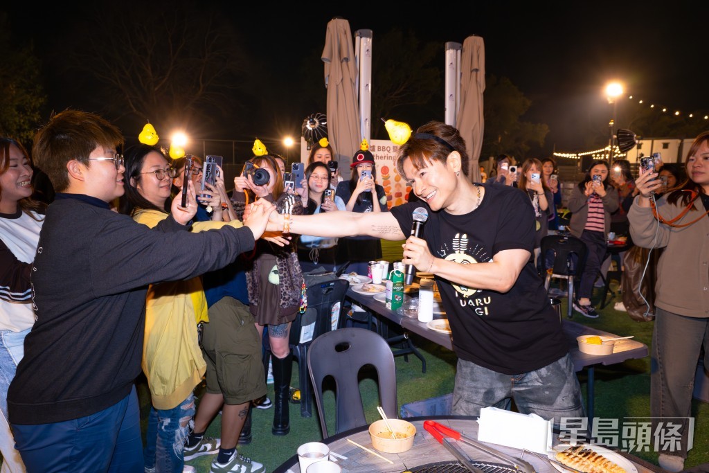 安仔走足全場。