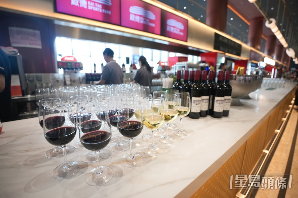 周末自助早午餐提供橫跨 50 米長的豐盛美食。 周末自助早午餐提供橫跨 50 米長的豐盛美食。
