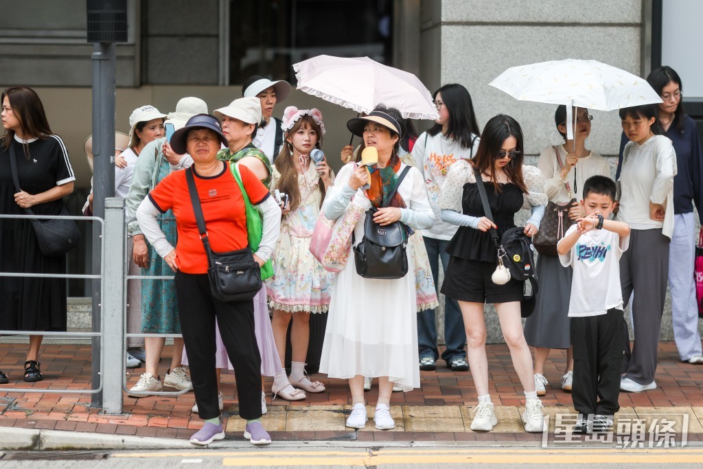 天文台表示,熱帶氣旋丹娜絲會在明日(7日)橫過台灣海峽至台灣西部沿岸一帶,隨後移近浙江。何家豪攝 天文台表示,熱帶氣旋丹娜絲會在明日(7日)橫過台灣海峽至台灣西部沿岸一帶,隨後移近浙江。何家豪攝