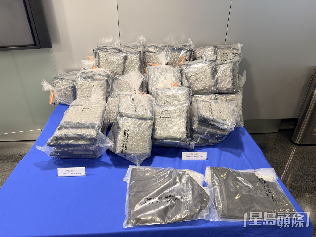 警方展示檢獲的大麻花。梁國峰攝