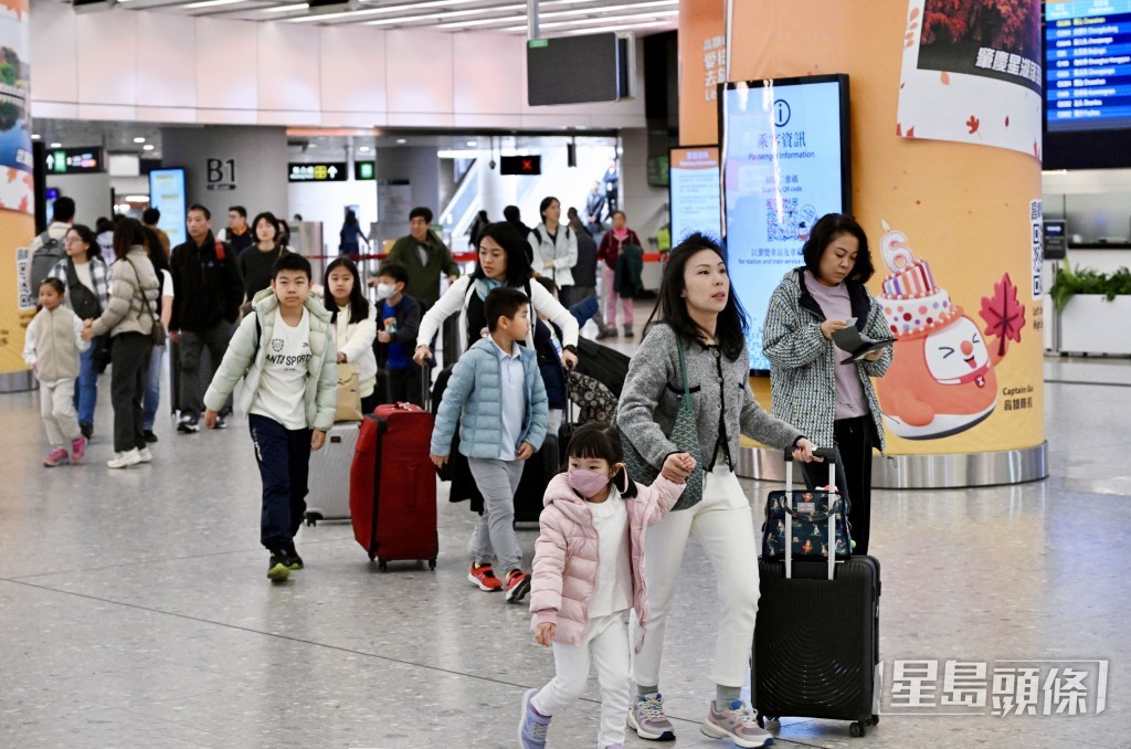其中訪港內地旅客佔2,130萬人次。
