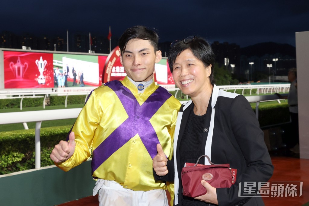  黃智弘取得在港從騎以來第五十場頭馬，賽後與馬會賽馬人才培訓主管暨見習騎師學校校長陳念慈一同祝捷。