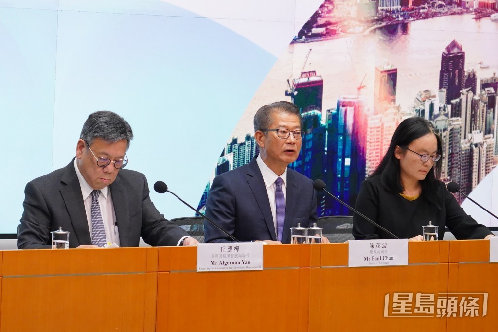 政府今日發布新一份《香港營商環境報告:一國兩制 獨特優勢》。葉偉豪攝 政府今日發布新一份《香港營商環境報告:一國兩制 獨特優勢》。葉偉豪攝