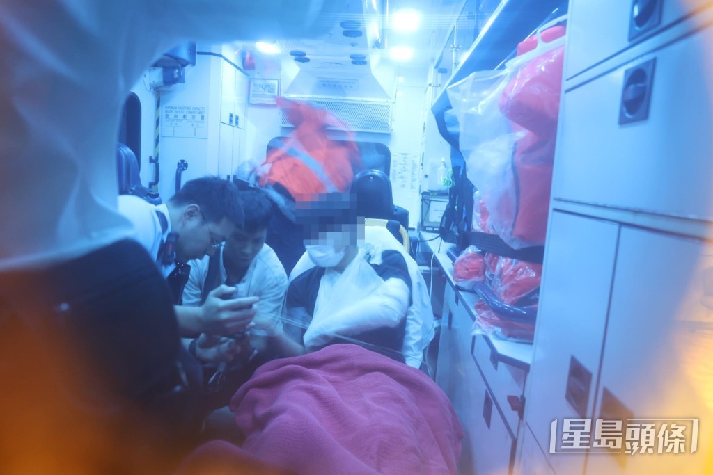 遇襲男子手傷送院治理。 遇襲男子手傷送院治理。