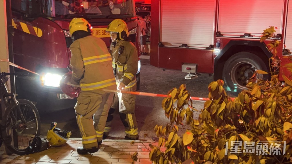 天水圍天澤邨高層單位起火，男戶主燒傷送院，逾400人疏散。蔡楚輝攝
