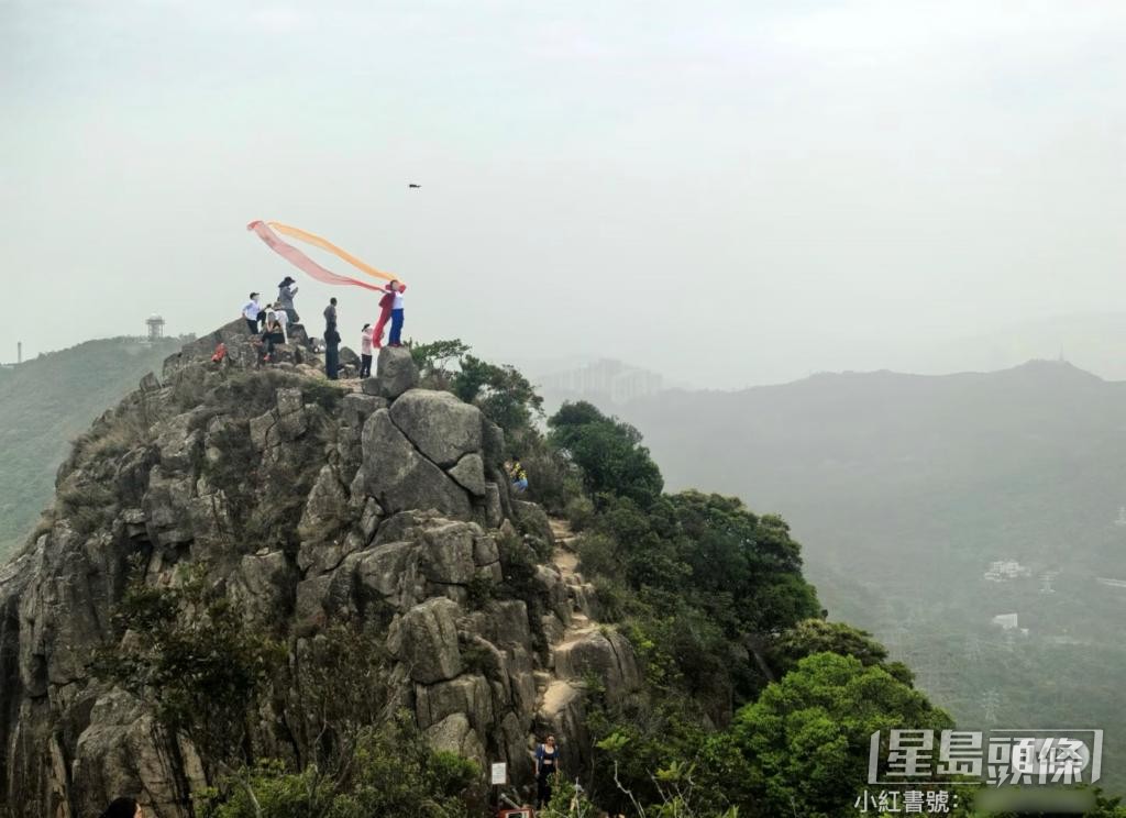 有內地遊客無視警告牌，登上獅子山頂。 小紅書截圖