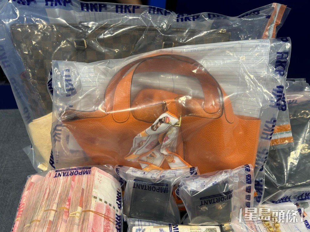 警方在主腦家中檢獲的名貴手袋。