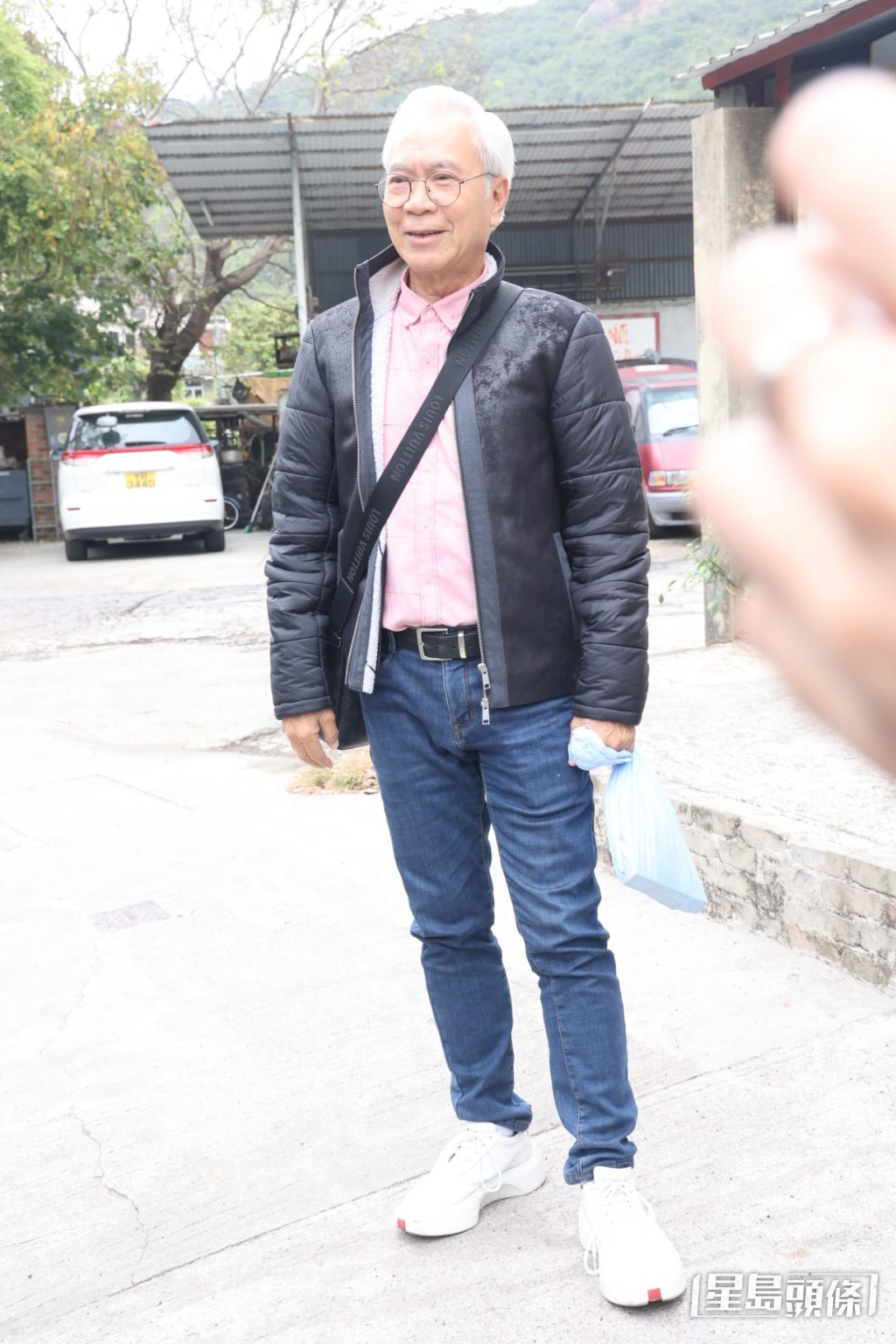 李龍基仲企定定讓傳媒拍照。 李龍基仲企定定讓傳媒拍照。
