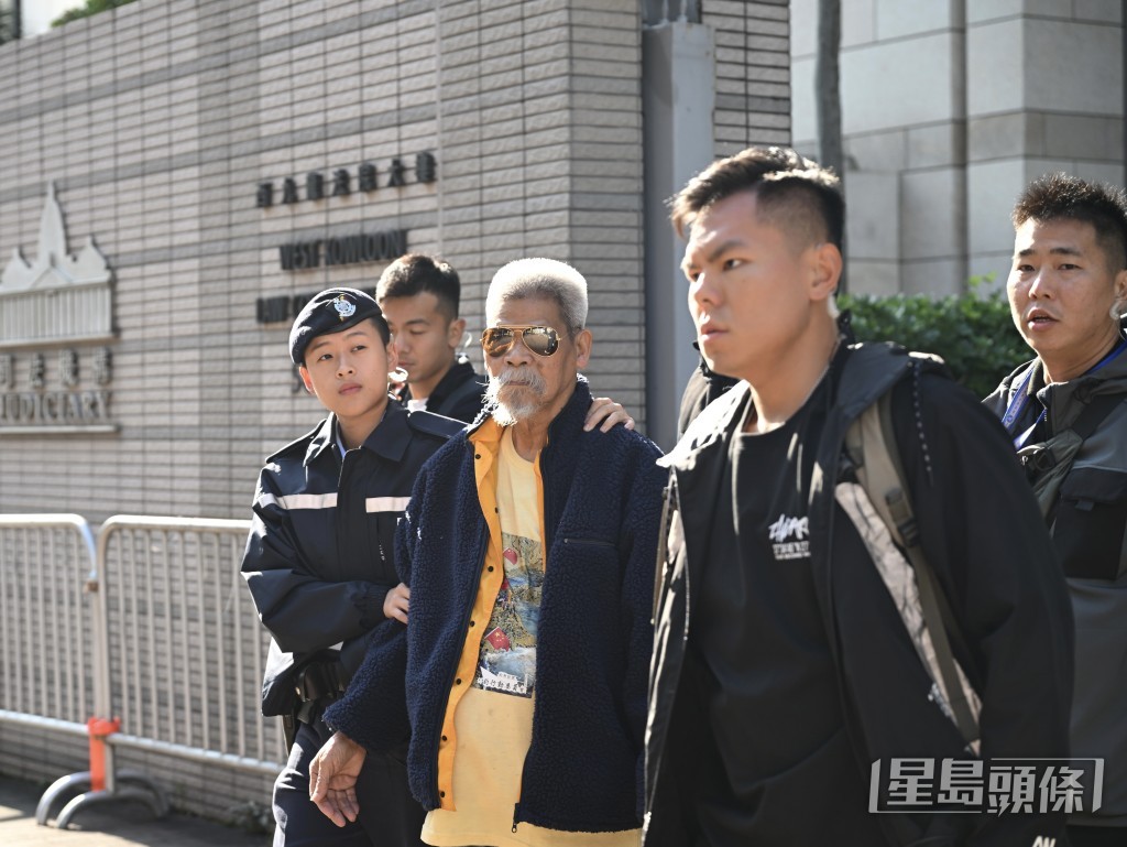 古思堯被警方押出法院。資料圖片 古思堯被警方押出法院。資料圖片
