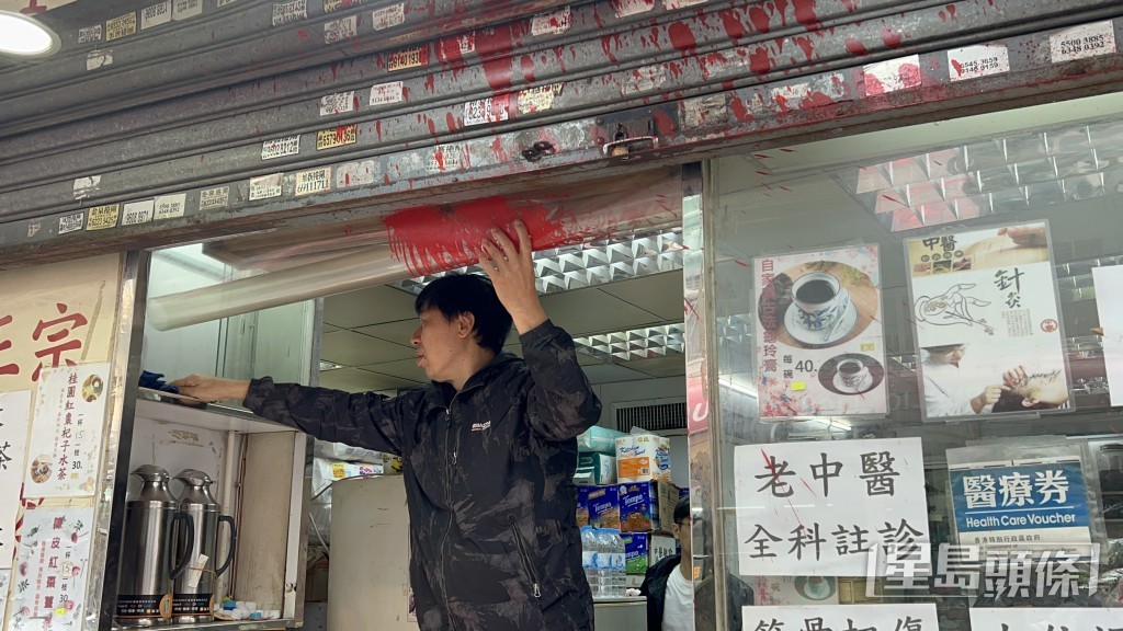 店東清理油漬。林思明攝 店東清理油漬。林思明攝