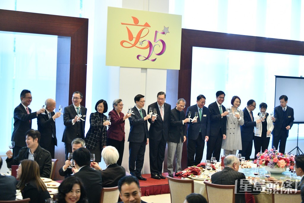 梁君彦（左六）、李家超（左七）及一众嘉宾上台祝酒。卢江球摄