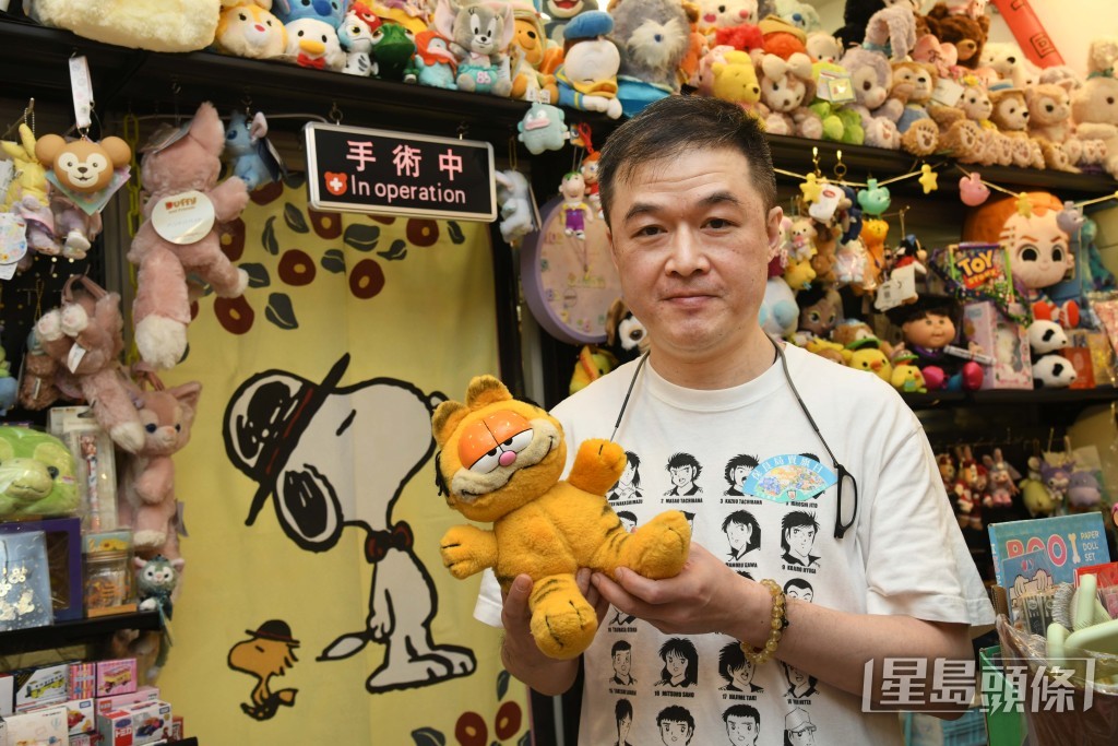 Koeman的手艺全靠多年钻研,小时候便钟爱手工缝纫,长大后参加家政针线课程,自学解构各类公仔结构、处理不同材质难题。(何健勇摄) Koeman的手艺全靠多年钻研,小时候便钟爱手工缝纫,长大后参加家政针线课程,自学解构各类公仔结构、处理不同材质难题。(何健勇摄)