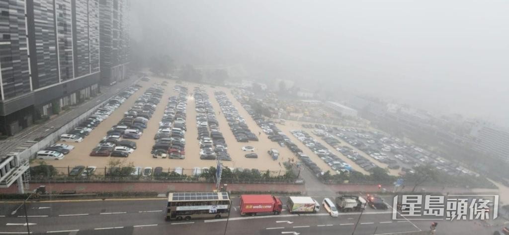 上月4日將軍澳出現過百輛私家車於露天停車場,遭黃泥水淹浸壯觀場面。 上月4日將軍澳出現過百輛私家車於露天停車場,遭黃泥水淹浸壯觀場面。