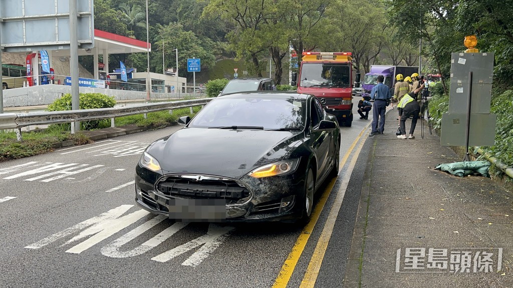 涉事Tesla私家車停在現場。林思明攝