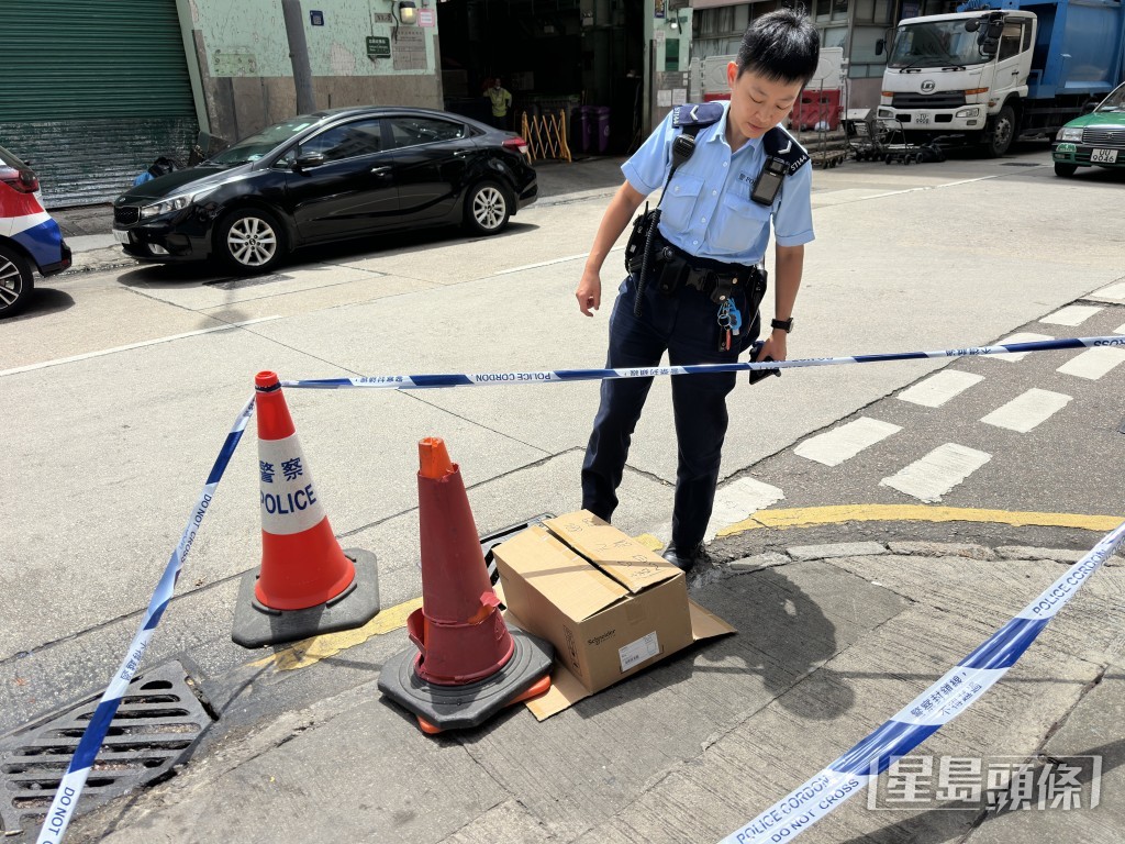 警員看守檢獲的利刀。梁國峰攝 警員看守檢獲的利刀。梁國峰攝